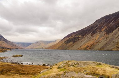 Bulutlu bir günde dağları olan göl bölgesi gölü.