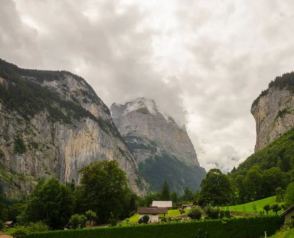 İsviçre, Lauterbrunnen 'de Staubbach şelalesi