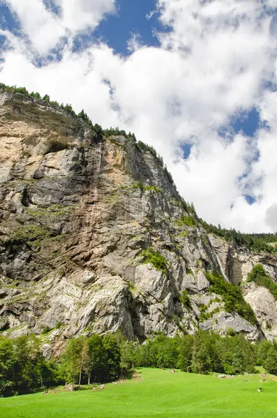 Staubbach Vadisi 'nin güzel doğası Lauterbrunnen, İsviçre