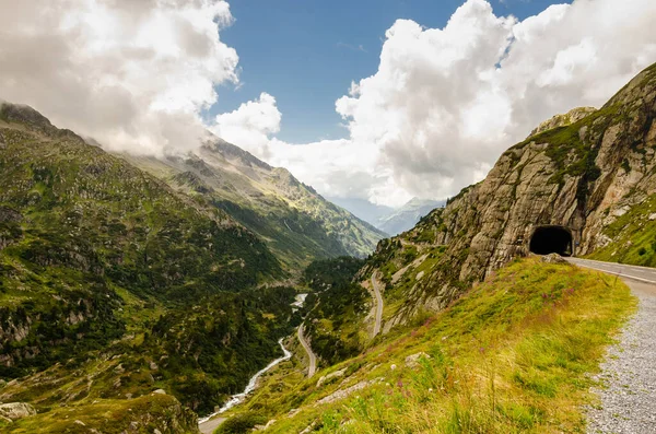 Estrada Sinuosa Nas Montanhas Gadmen Suíça — Fotografia de Stock