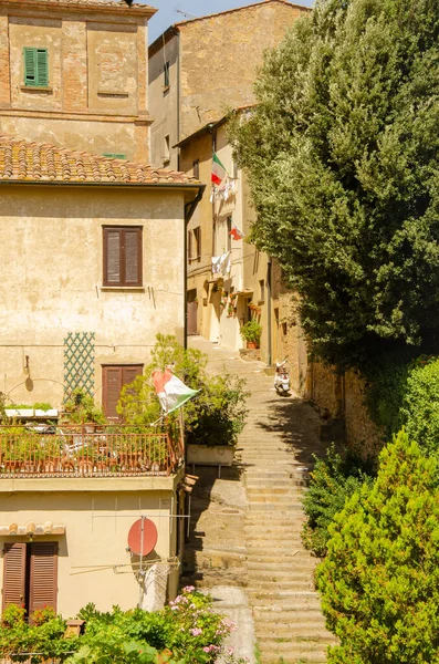 晴れた日にイタリアの典型的な空の通り 旗掛け — ストック写真