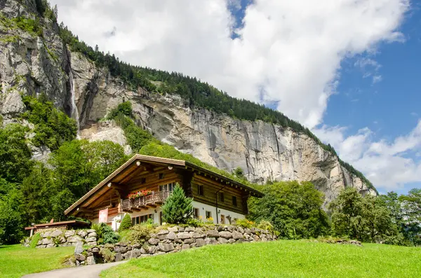 Vale Staubbach Com Chalé Frente Lauterbrunen Suíça — Fotografia de Stock