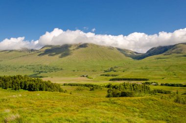 Skye Adası 'ndaki yeşil dağlar - İskoçya