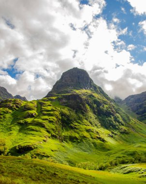 Skye Adası 'ndaki yeşil dağlar - İskoçya