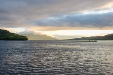 Skye Adası 'nda yeşil dağlı deniz manzarası - İskoçya