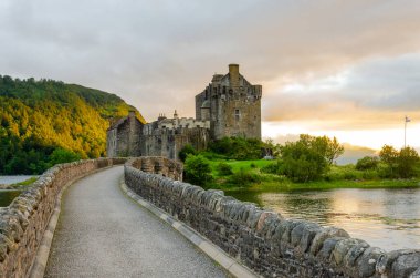 Gün batımında İskoçya 'daki Eilean Donan Kalesi