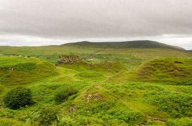 Skye Adası 'ndaki yeşil dağlar - İskoçya