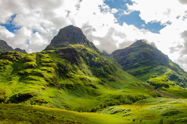 Skye Adası 'ndaki yeşil dağlar - İskoçya