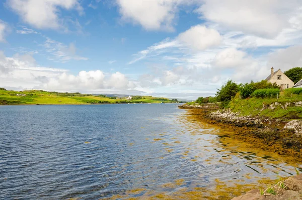 Vista Sul Fiume Con Montagne Verdi Nell Isola Skye Scozia — Foto Stock