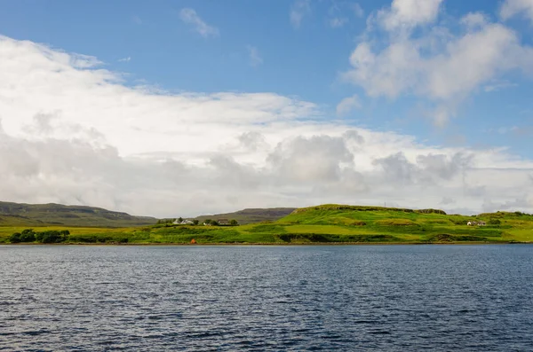 Vue Sur Rivière Avec Des Montagnes Verdoyantes Dans Île Skye — Photo