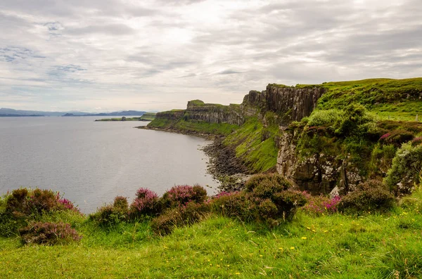 スカイ島の緑の山々と海の景色 スコットランド — ストック写真