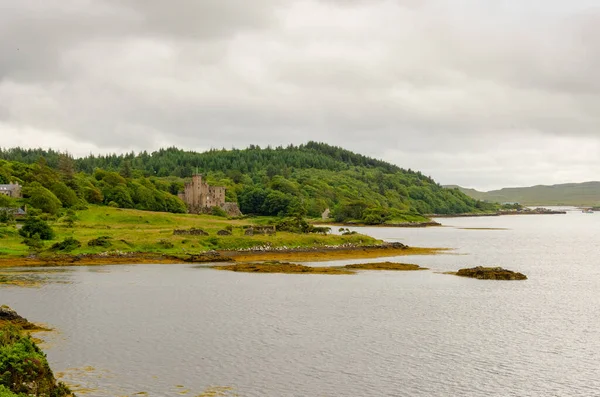 Montagne Verdi Con Castello Nell Isola Skye Scozia — Foto Stock