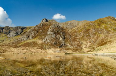 Dağlardaki Galler Llyn Idwal Gölü.