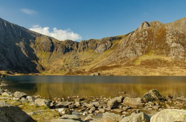 Dağlardaki Galler Llyn Idwal Gölü.