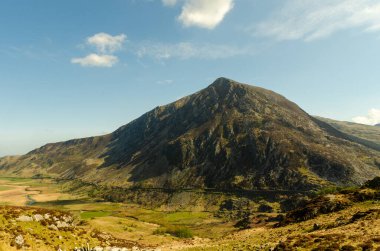 Galler 'deki Pen Yr Ole Wen Dağı' nın tepesinden bir vadi manzarası - İngiltere - Nant Ffrancon