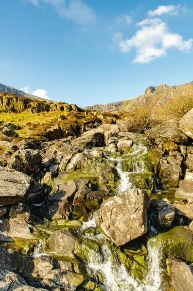 自然界中的小瀑布流 水流过岩石 — 图库照片