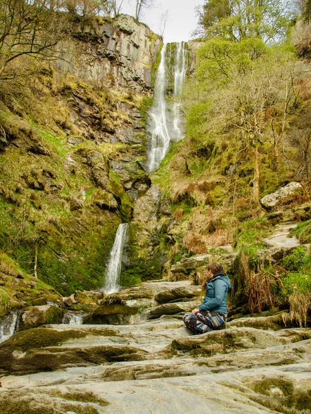 Caminhante Mulher Admirando Pistyll Rhaeadr Cachoeira Valas — Fotografia de Stock