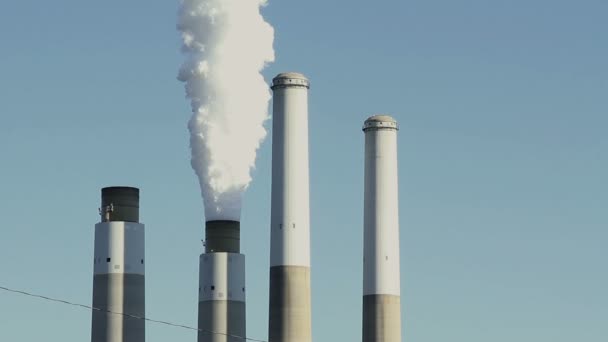 Footage of indistrial smoke stacks emmiting gasses — Stock Video