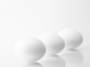 Tavuk yumurtası, siyah ve beyaz.