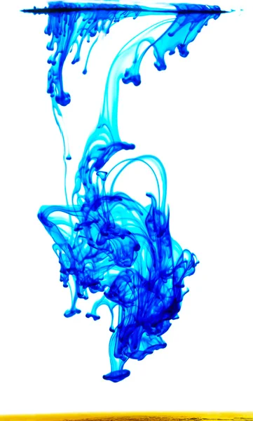 Atrament niebieski przepływające w wodzie — Zdjęcie stockowe