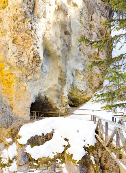 Tunnel per abbassare le cadute Johnston Canyon — Foto Stock