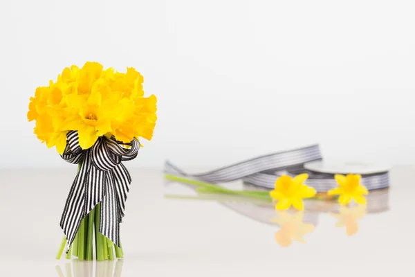 Buquê de Daffodil com rolo de fita — Fotografia de Stock