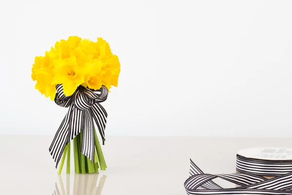 Daffodil bouquet with ribbon — Stock fotografie