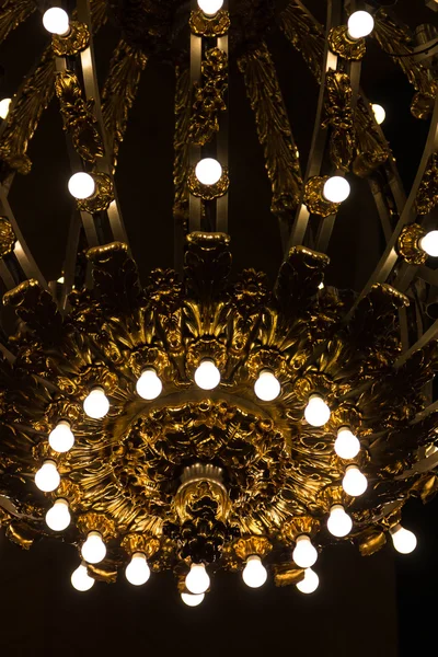 镍和黄金镀金的吊灯 — 图库照片