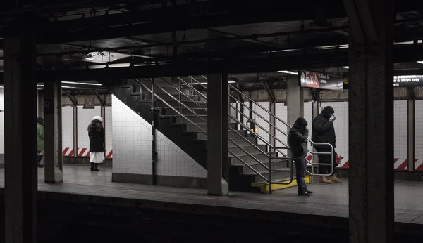 Pasajeros del metro esperando en el frío el tren — Foto de Stock