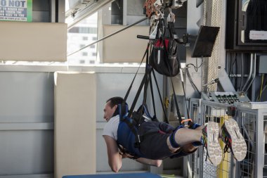 Adam onun ZIP satır gezintiye bekliyor olarak küçük gülümseme ile başlatmak için