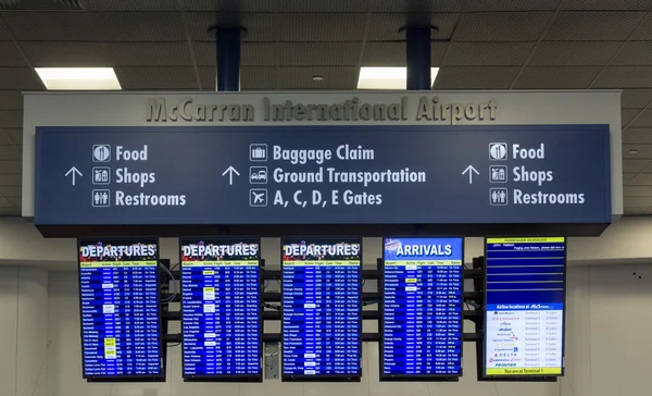 Sosiri și plecări ecrane la Aeroportul Internațional McCarran din Las Vegas — Fotografie, imagine de stoc