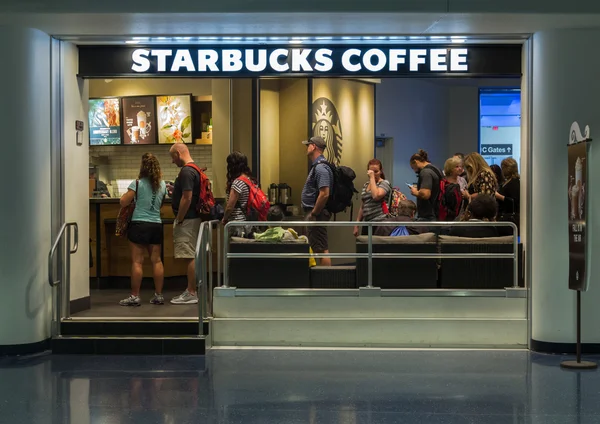 Kahve dükkanında sıraya müşteriler