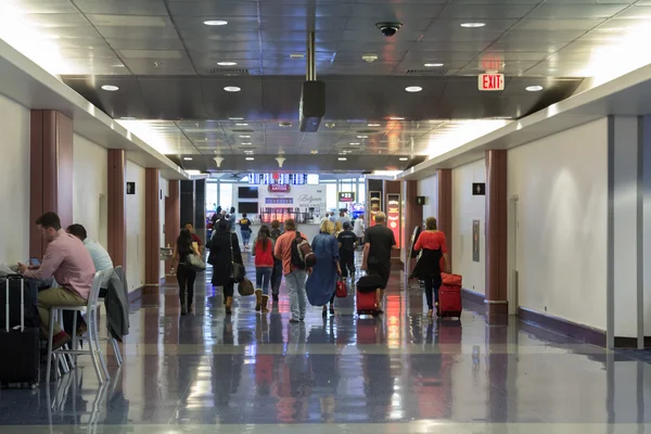 Busy corridor at airport — Stock Photo, Image