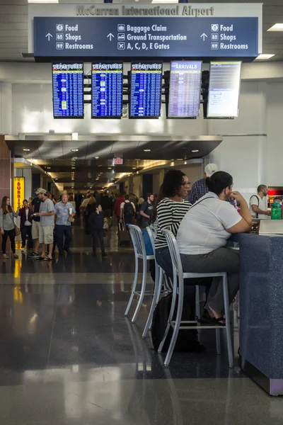 Passageiros esperam na estação de carregamento no aeroporto de Las Vegas, esperando que seu voo seja chamado — Fotografia de Stock