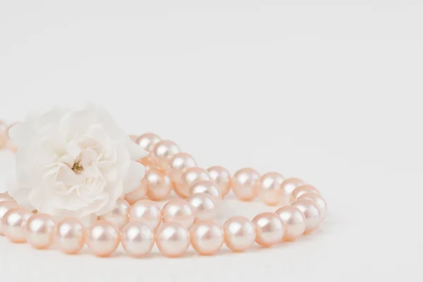 Pastel pink pearls with roses — Stock Photo, Image