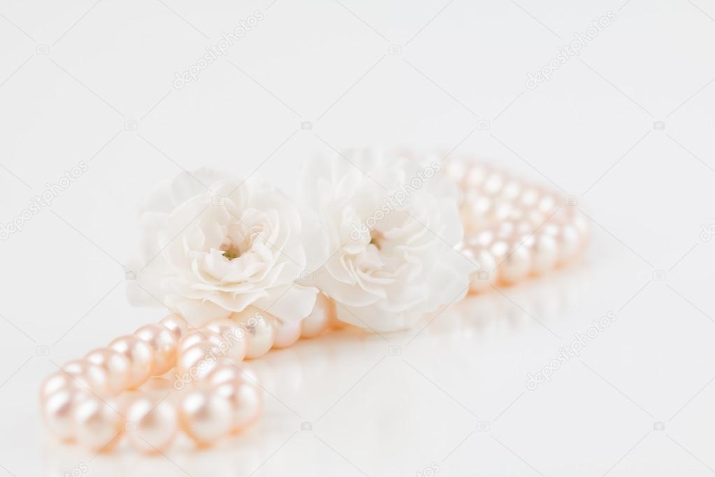 Pearl necklace with flowers