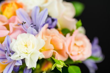 Bahçe çiçek buketi yakın çekim siyah arka plan üzerine