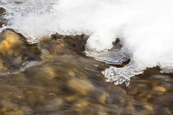 Hielo y nieve a lo largo del río — Foto de Stock