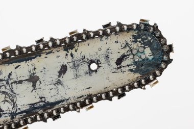 Yıpranmış chainsaw bar ve bıçak
