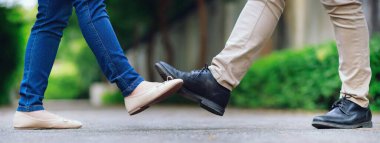 İş adamları COVID 19 'u önlemek için mesafelerini koruyorlar.