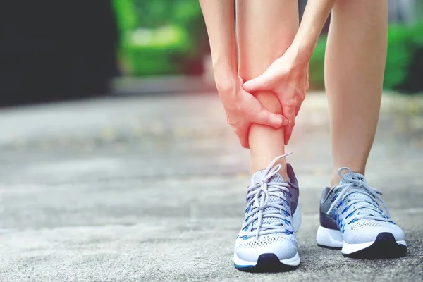 Une Femme Avec Beaucoup Douleur Aux Jambes Dans Parc — Photo