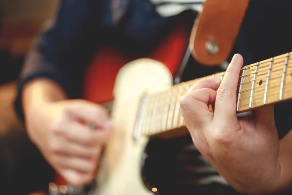 Egy Zenész Elektromos Gitározik Koncerten — Stock Fotó