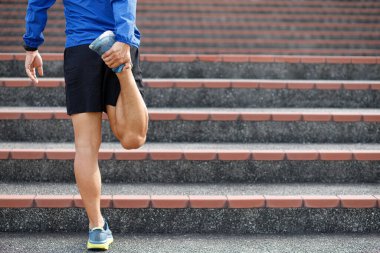 Koşucular pistte koşmadan önce ısınıyorlar..