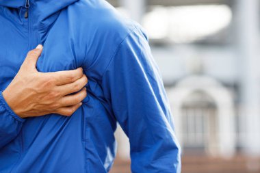 Koşucuların kalp ağrısı koşu pistinde