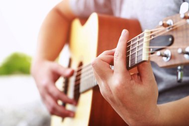 Müzisyen restoranda gitar çalar..