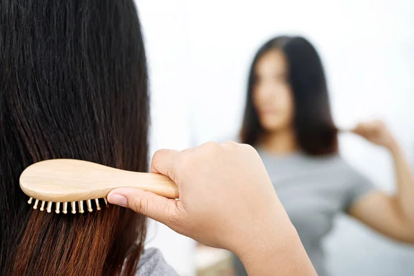 Una Mujer Con Pérdida Cabello Alérgica Champú Acondicionador — Foto de Stock