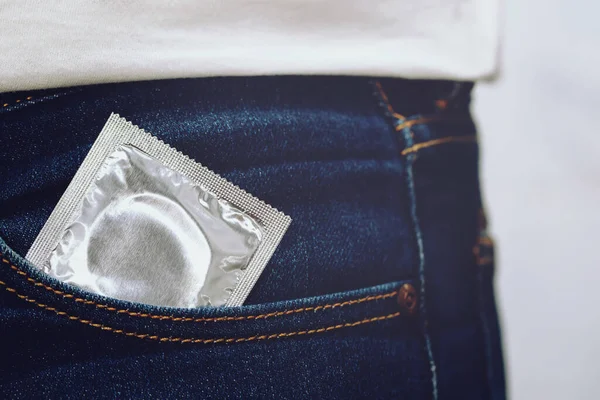 Jovem Jeans Bolso Lateral Traseiro Para Levar Preservativos Tomando Mão — Fotografia de Stock