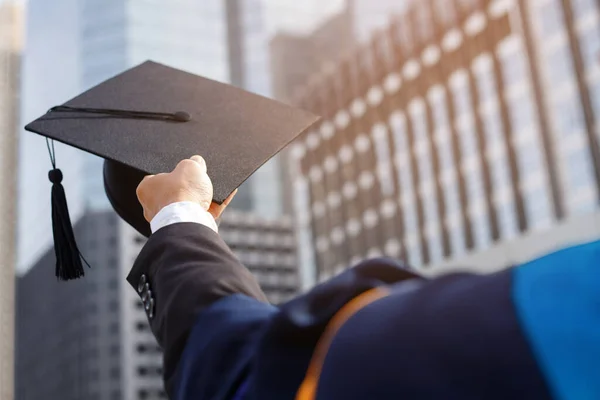 Absolventen Erhalten Der Universität Ein Zertifikat — Stockfoto