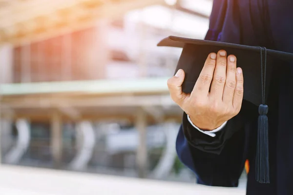 Utexaminerade Får Ett Examensbevis Vid Universitetet — Stockfoto