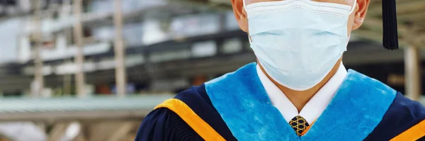 Lulusan Memakai Masker Untuk Mencegah Covid Universitas — Stok Foto